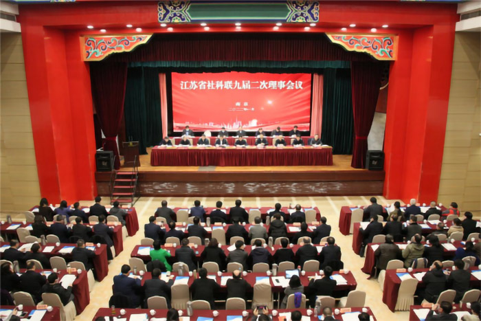 坚定捍卫“两个确立”，做党的创新理论的信仰者、研究者、传播者和实践者