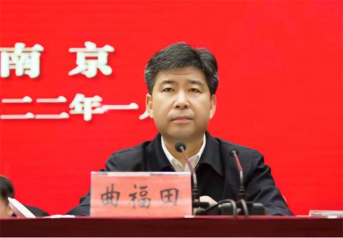 坚定捍卫“两个确立”，做党的创新理论的信仰者、研究者、传播者和实践者