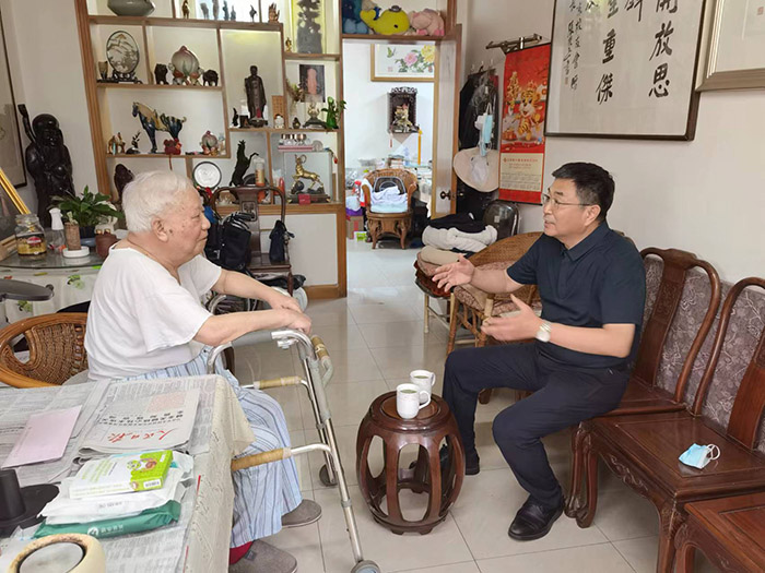 张新科中秋节前夕慰问社科名家胡福明