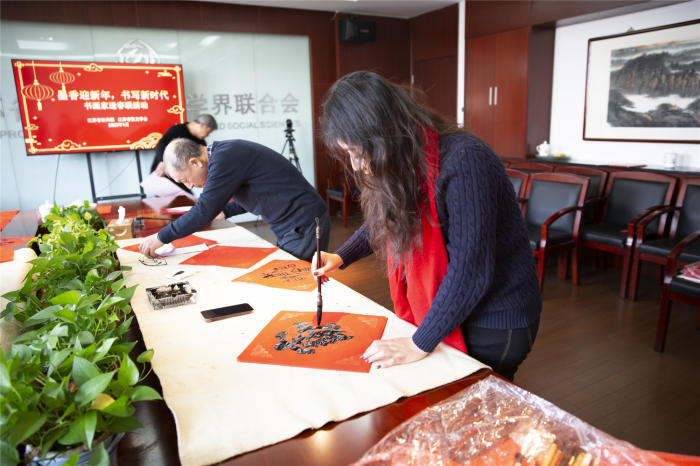省散文学会开展书画家送春联进机关活动