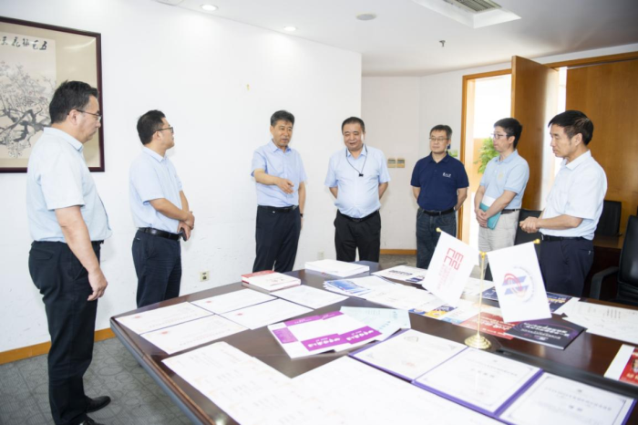 曲福田赴上海调研社科工作