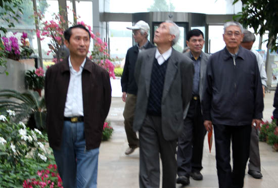 省社科联组织离退休专家学者调研农业科技产业